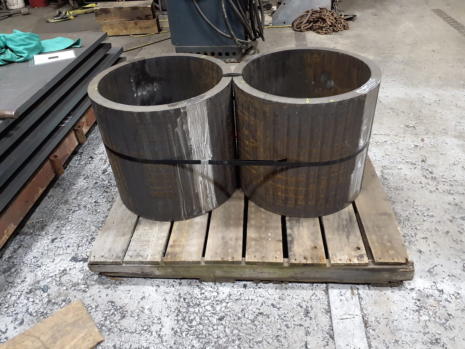 Rolled steel cylinders banded on pallet