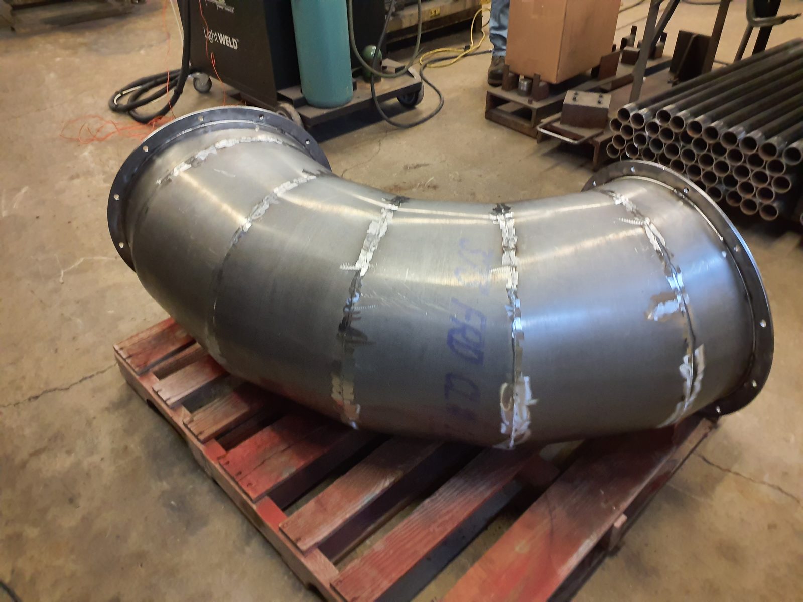 Segmented welded steel elbow with flanged ends