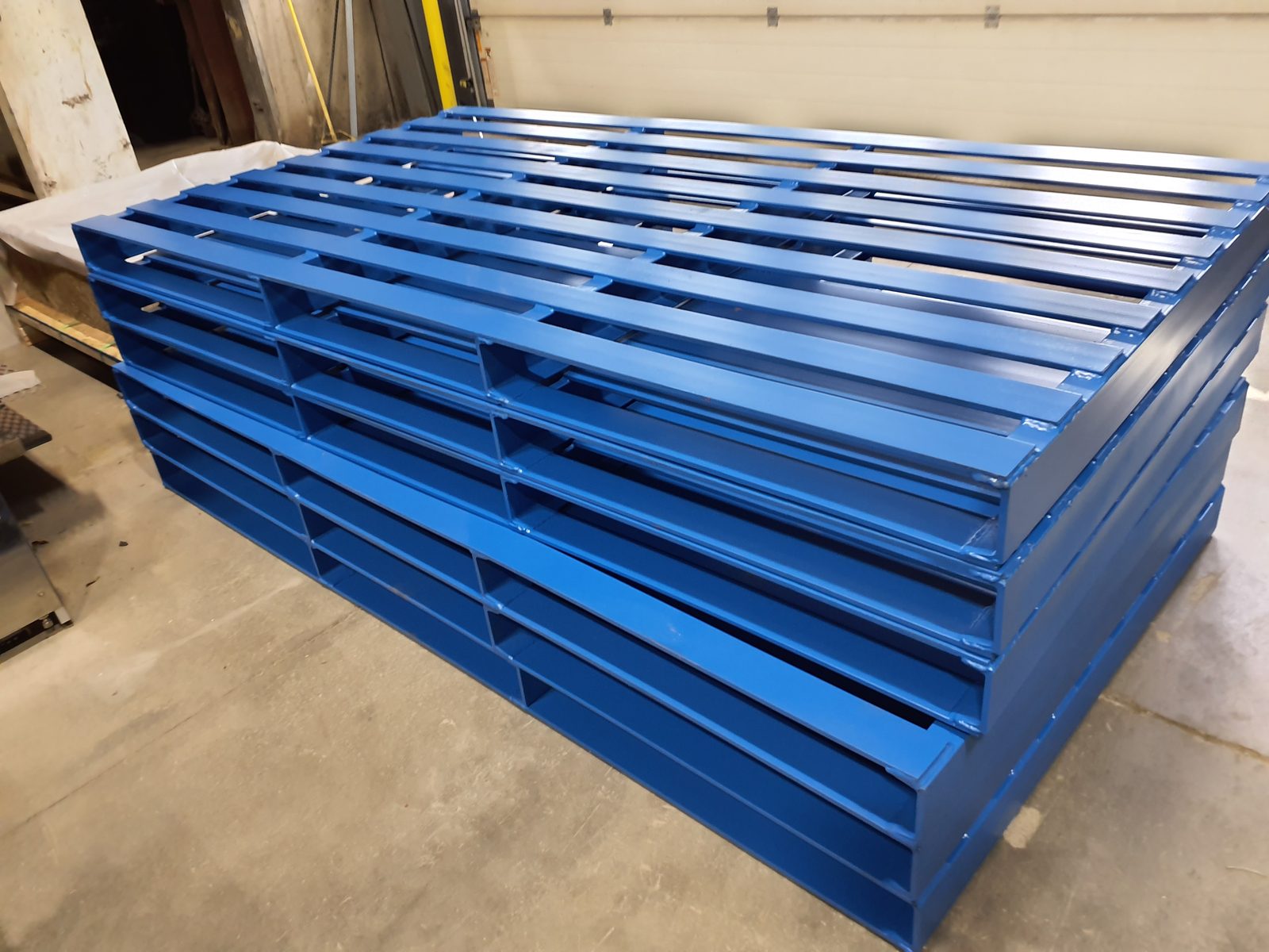 Powder-coated custom steel pallets, production run