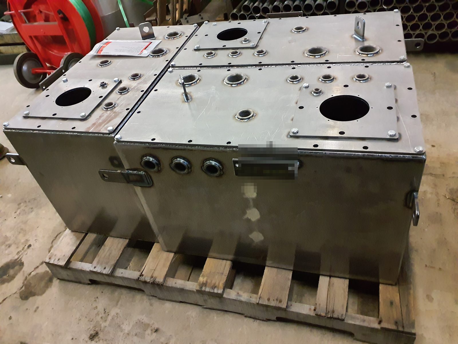 Fabricated steel reservoir tank with machined ports